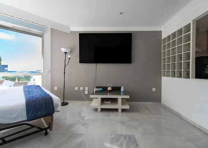 Frente Al Mar Y Paseo Marítimo En El Centro Marbella